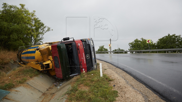 MONSTRUL care a ajuns în șanț: O autobetonieră s-a RĂSTURNAT într-o curbă periculoasă (FOTO/VIDEO)