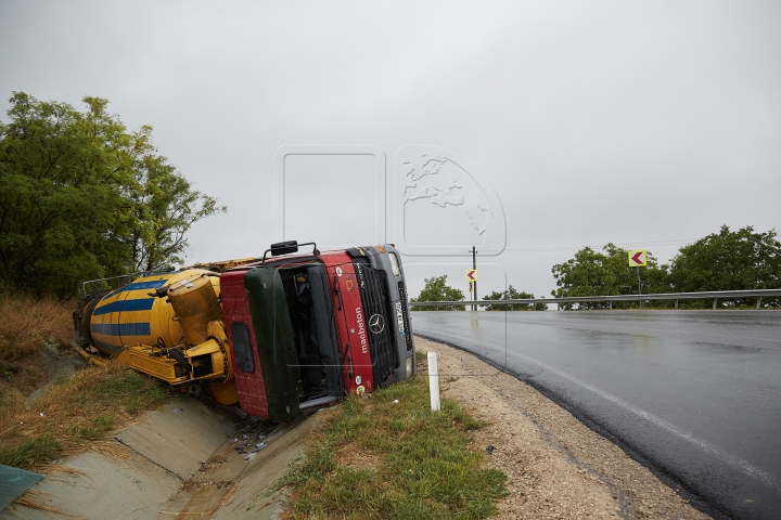 MONSTRUL care a ajuns în șanț: O autobetonieră s-a RĂSTURNAT într-o curbă periculoasă (FOTO/VIDEO)