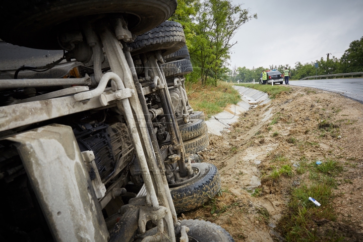 MONSTRUL care a ajuns în șanț: O autobetonieră s-a RĂSTURNAT într-o curbă periculoasă (FOTO/VIDEO)