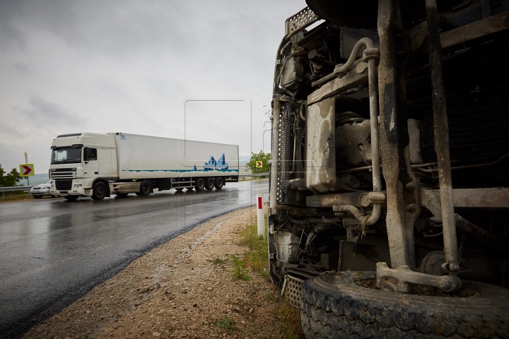 MONSTRUL care a ajuns în șanț: O autobetonieră s-a RĂSTURNAT într-o curbă periculoasă (FOTO/VIDEO)