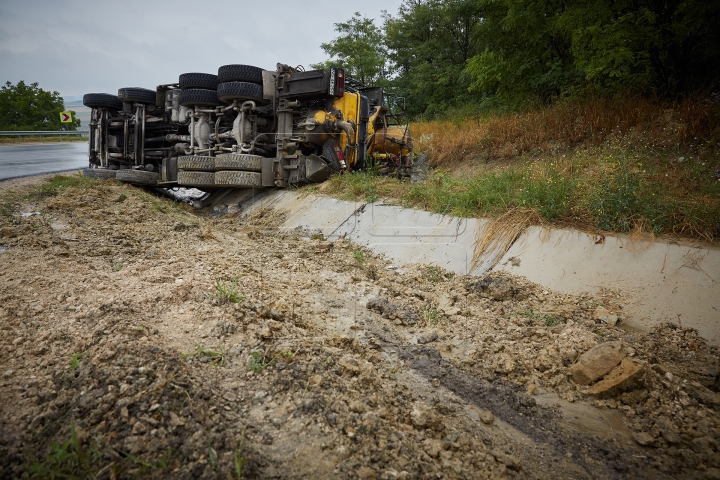 MONSTRUL care a ajuns în șanț: O autobetonieră s-a RĂSTURNAT într-o curbă periculoasă (FOTO/VIDEO)