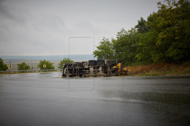 MONSTRUL care a ajuns în șanț: O autobetonieră s-a RĂSTURNAT într-o curbă periculoasă (FOTO/VIDEO)