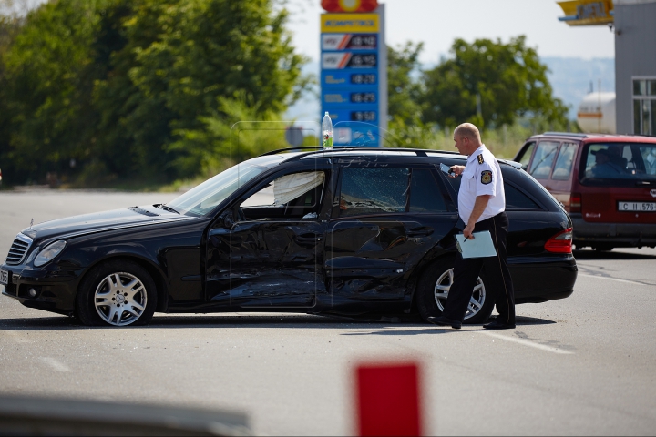 Maşină a Poliţiei, implicată într-un tragic accident rutier. Un bărbat a ajuns la spital (FOTOREPORT)