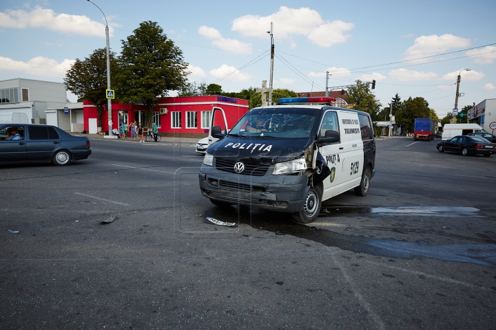 Maşină a Poliţiei, implicată într-un tragic accident rutier. Un bărbat a ajuns la spital (FOTOREPORT)