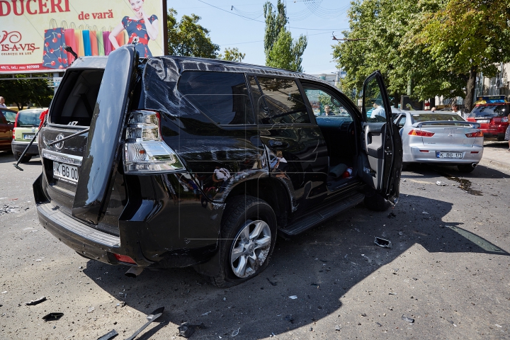 CARAMBOL DE GROAZĂ pe un bulevard din Chişinău! O groapă în asfalt a apărut din cauza accidentului (FOTO/VIDEO)