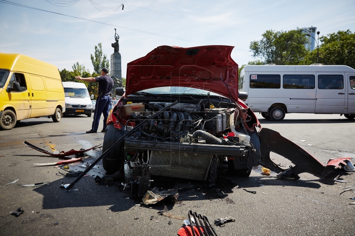 CARAMBOL DE GROAZĂ pe un bulevard din Chişinău! O groapă în asfalt a apărut din cauza accidentului (FOTO/VIDEO)