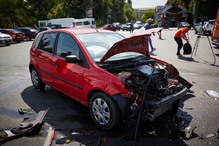 CARAMBOL DE GROAZĂ pe un bulevard din Chişinău! O groapă în asfalt a apărut din cauza accidentului (FOTO/VIDEO)