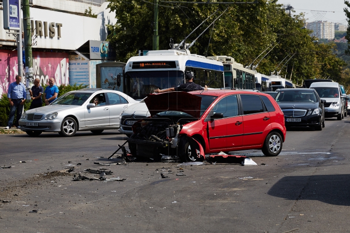 CARAMBOL DE GROAZĂ pe un bulevard din Chişinău! O groapă în asfalt a apărut din cauza accidentului (FOTO/VIDEO)