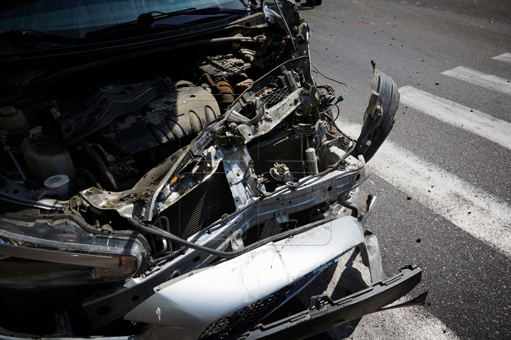 CARAMBOL DE GROAZĂ pe un bulevard din Chişinău! O groapă în asfalt a apărut din cauza accidentului (FOTO/VIDEO)