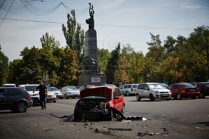 CARAMBOL DE GROAZĂ pe un bulevard din Chişinău! O groapă în asfalt a apărut din cauza accidentului (FOTO/VIDEO)