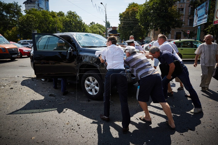 CARAMBOL DE GROAZĂ pe un bulevard din Chişinău! O groapă în asfalt a apărut din cauza accidentului (FOTO/VIDEO)