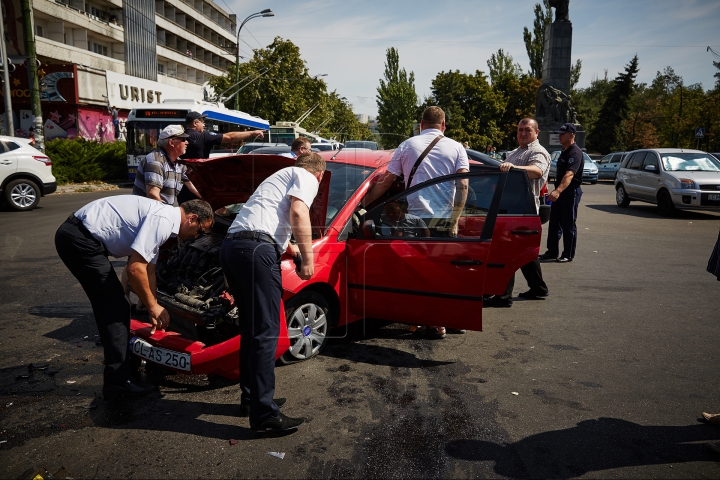 CARAMBOL DE GROAZĂ pe un bulevard din Chişinău! O groapă în asfalt a apărut din cauza accidentului (FOTO/VIDEO)