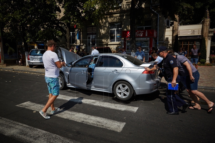 CARAMBOL DE GROAZĂ pe un bulevard din Chişinău! O groapă în asfalt a apărut din cauza accidentului (FOTO/VIDEO)