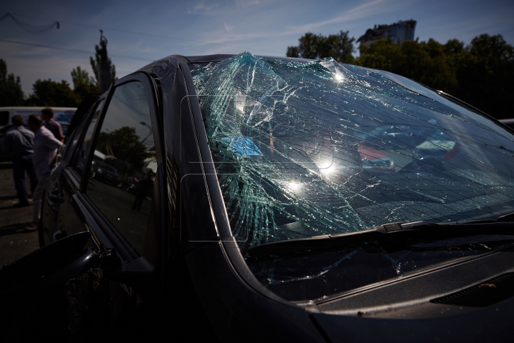 CARAMBOL DE GROAZĂ pe un bulevard din Chişinău! O groapă în asfalt a apărut din cauza accidentului (FOTO/VIDEO)