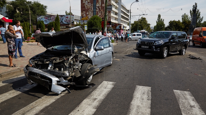 CARAMBOL DE GROAZĂ pe un bulevard din Chişinău! O groapă în asfalt a apărut din cauza accidentului (FOTO/VIDEO)