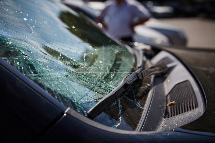 CARAMBOL DE GROAZĂ pe un bulevard din Chişinău! O groapă în asfalt a apărut din cauza accidentului (FOTO/VIDEO)