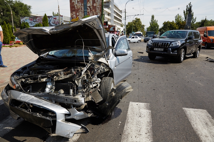 CARAMBOL DE GROAZĂ pe un bulevard din Chişinău! O groapă în asfalt a apărut din cauza accidentului (FOTO/VIDEO)