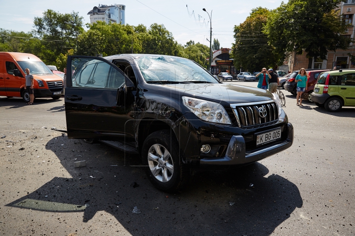 CARAMBOL DE GROAZĂ pe un bulevard din Chişinău! O groapă în asfalt a apărut din cauza accidentului (FOTO/VIDEO)