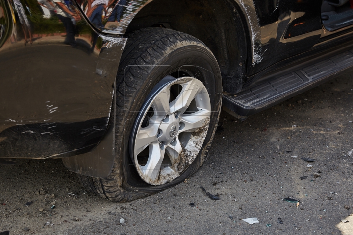 CARAMBOL DE GROAZĂ pe un bulevard din Chişinău! O groapă în asfalt a apărut din cauza accidentului (FOTO/VIDEO)