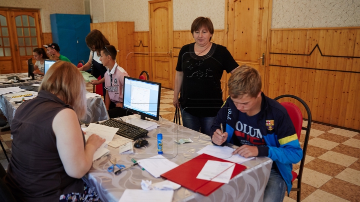 Elevi emoţionaţi şi plini de speranţe! Îmbulzeală în prima zi de admitere la licee şi colegii (FOTOREPORT)