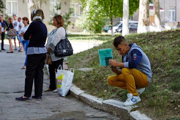 Elevi emoţionaţi şi plini de speranţe! Îmbulzeală în prima zi de admitere la licee şi colegii (FOTOREPORT)