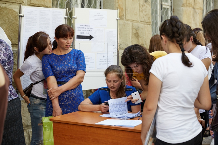 Elevi emoţionaţi şi plini de speranţe! Îmbulzeală în prima zi de admitere la licee şi colegii (FOTOREPORT)