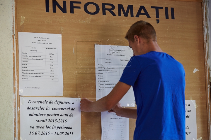 Elevi emoţionaţi şi plini de speranţe! Îmbulzeală în prima zi de admitere la licee şi colegii (FOTOREPORT)