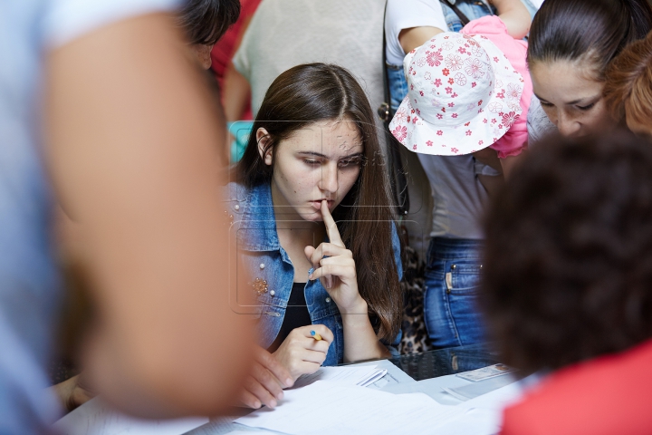 Elevi emoţionaţi şi plini de speranţe! Îmbulzeală în prima zi de admitere la licee şi colegii (FOTOREPORT)