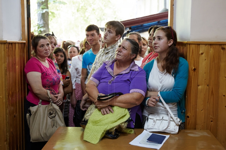 Elevi emoţionaţi şi plini de speranţe! Îmbulzeală în prima zi de admitere la licee şi colegii (FOTOREPORT)