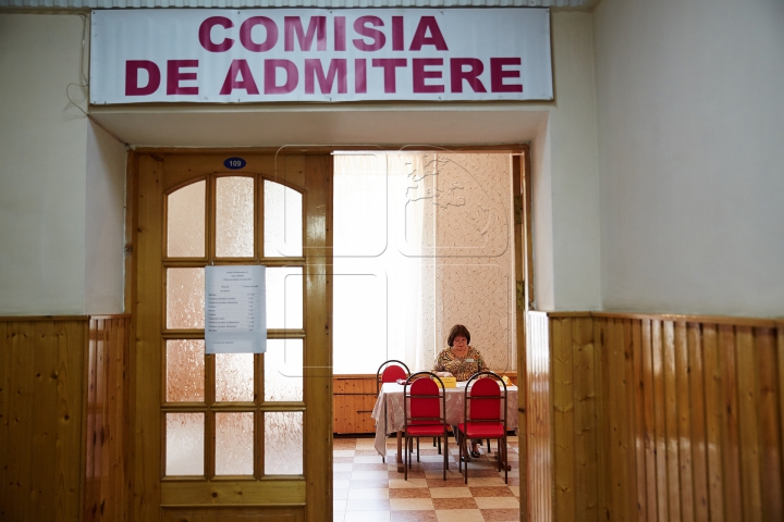 Elevi emoţionaţi şi plini de speranţe! Îmbulzeală în prima zi de admitere la licee şi colegii (FOTOREPORT)