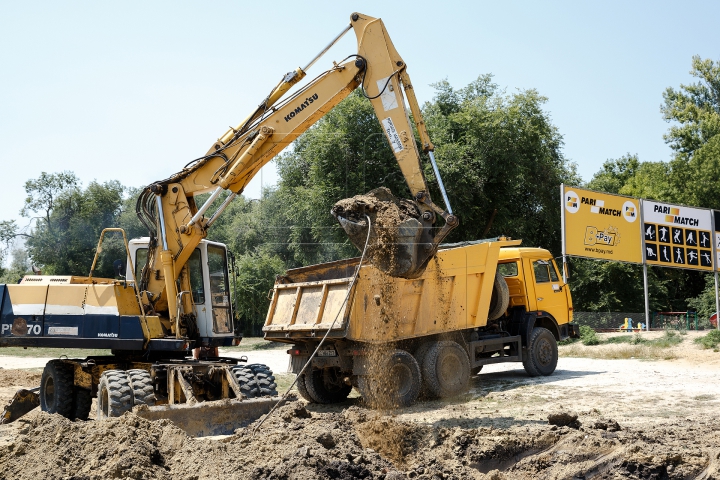 FORFOTĂ la Valea Morilor. Ce se întâmplă pe plaja din sectorul Buiucani al Capitalei (FOTOREPORT)