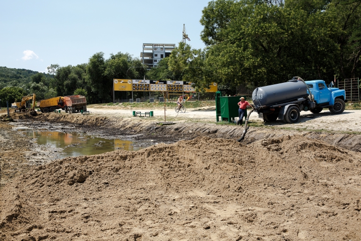 FORFOTĂ la Valea Morilor. Ce se întâmplă pe plaja din sectorul Buiucani al Capitalei (FOTOREPORT)