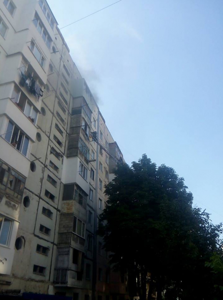 INCENDIU la Ciocana! Două autospeciale au intervenit pentru a stinge focul (FOTO/VIDEO)