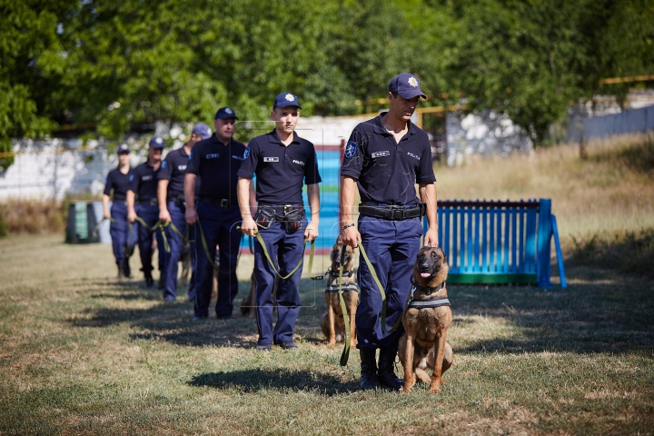 Au căutat droguri, grenade şi un om dispărut. Câinii poliţişti, urmăriţi atent de zeci de copii (FOTO)