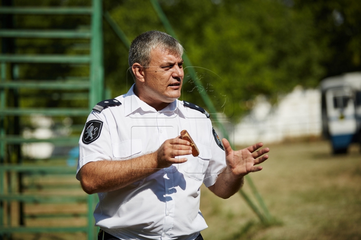 Au căutat droguri, grenade şi un om dispărut. Câinii poliţişti, urmăriţi atent de zeci de copii (FOTO)