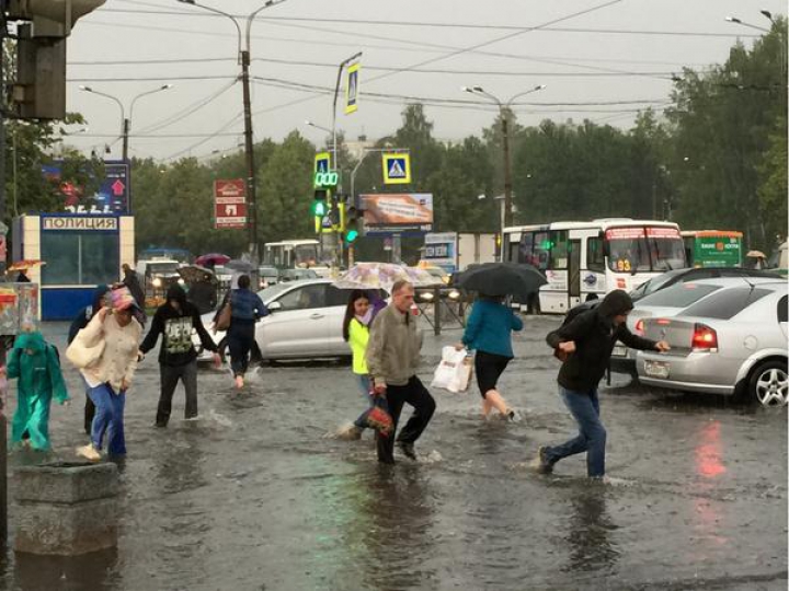 ZĂPADĂ în toi de vară. Orașul în care au apărut troiene în mijlocul lunii iulie (FOTO/VIDEO)