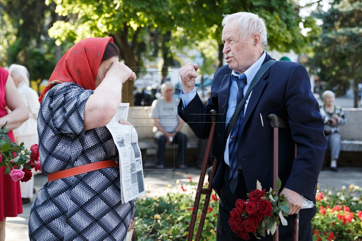 Îndureraţi şi cu lacrimi în ochi! Foşti deportaţi şi oficiali au comemorat victimele regimului comunist (FOTO)