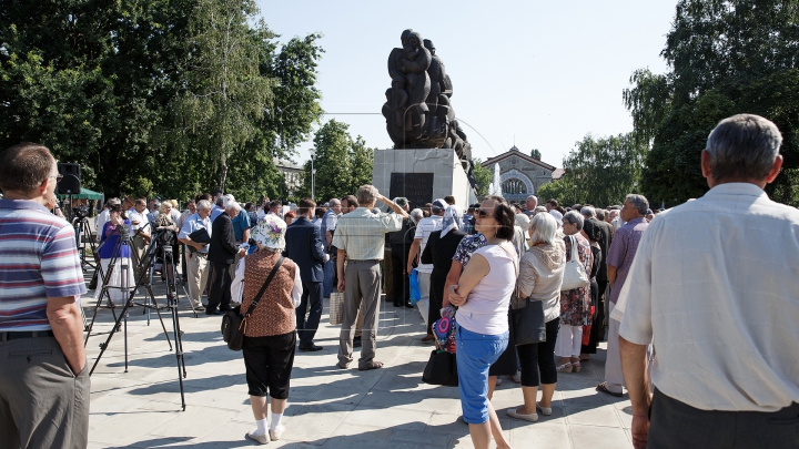 Îndureraţi şi cu lacrimi în ochi! Foşti deportaţi şi oficiali au comemorat victimele regimului comunist (FOTO)