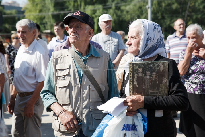 Îndureraţi şi cu lacrimi în ochi! Foşti deportaţi şi oficiali au comemorat victimele regimului comunist (FOTO)