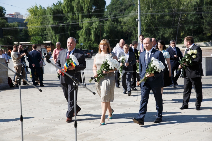 Îndureraţi şi cu lacrimi în ochi! Foşti deportaţi şi oficiali au comemorat victimele regimului comunist (FOTO)