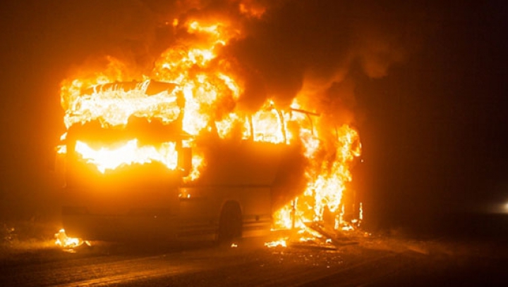 Un autobuz cu pasageri A LUAT FOC în timpul mersului (VIDEO)