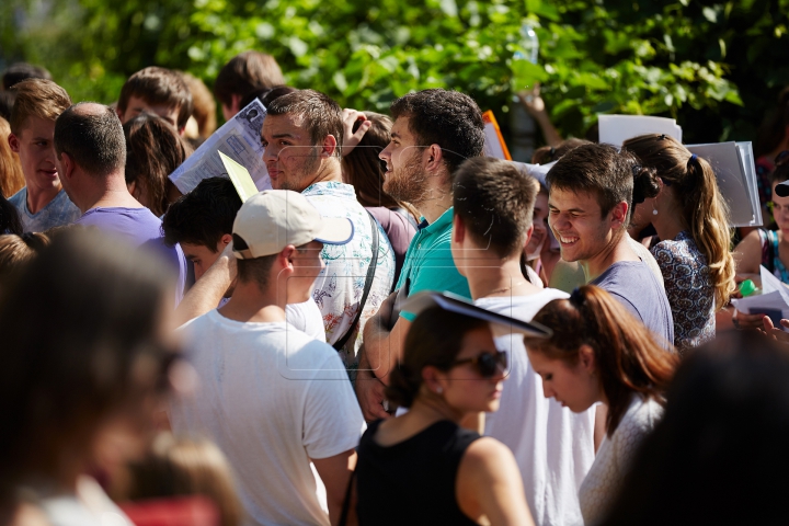 ÎMBULZEALĂ şi NERVI la Consulatul României de la Chişinău. Zeci de tineri s-au călcat în picioare (FOTO)