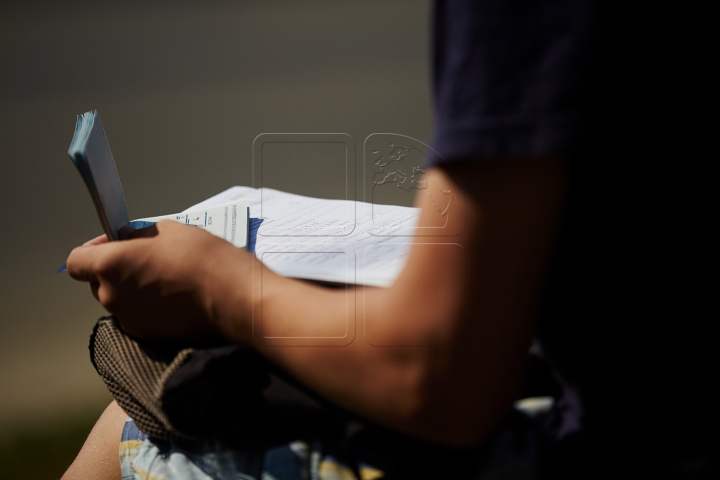 ÎMBULZEALĂ şi NERVI la Consulatul României de la Chişinău. Zeci de tineri s-au călcat în picioare (FOTO)