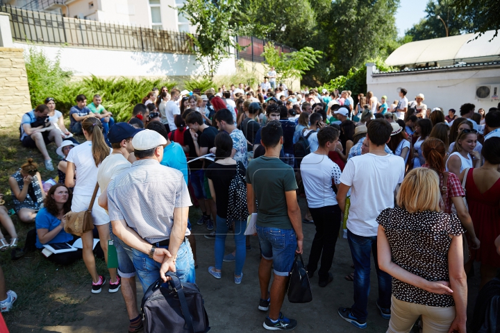 ÎMBULZEALĂ şi NERVI la Consulatul României de la Chişinău. Zeci de tineri s-au călcat în picioare (FOTO)