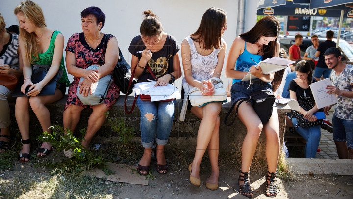 ÎMBULZEALĂ şi NERVI la Consulatul României de la Chişinău. Zeci de tineri s-au călcat în picioare (FOTO)