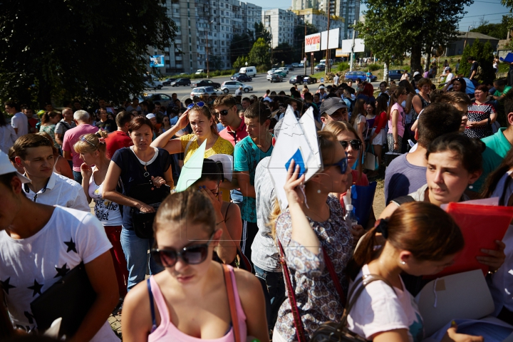 ÎMBULZEALĂ şi NERVI la Consulatul României de la Chişinău. Zeci de tineri s-au călcat în picioare (FOTO)