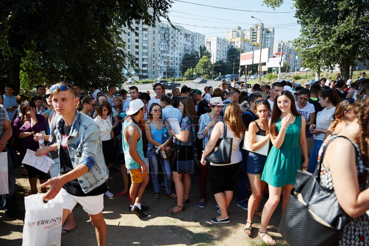 ÎMBULZEALĂ şi NERVI la Consulatul României de la Chişinău. Zeci de tineri s-au călcat în picioare (FOTO)