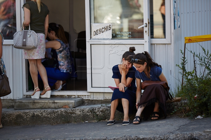 ÎMBULZEALĂ şi NERVI la Consulatul României de la Chişinău. Zeci de tineri s-au călcat în picioare (FOTO)