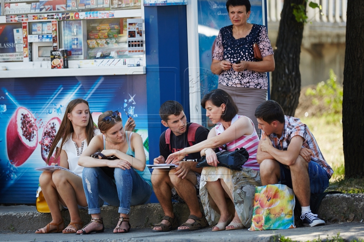 ÎMBULZEALĂ şi NERVI la Consulatul României de la Chişinău. Zeci de tineri s-au călcat în picioare (FOTO)