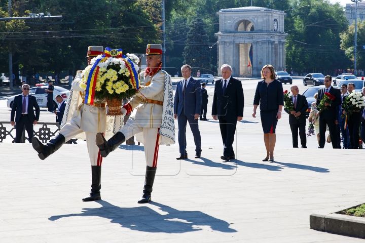 (FOTO) Ştefan cel Mare, omagiat de autorităţi. Timofti anunţă ce sfat i-ar cere marelui domnitor